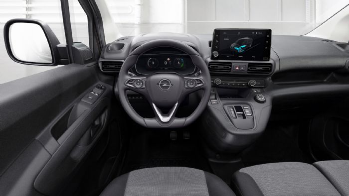 Το Opel Combo διακρίνεται για τον πλούσιο εξοπλισμό άνεσης και ασφάλειας καθώς και τους πολλαπλούς αποθηκευτικούς χώρους εντός της καμπίνας. 