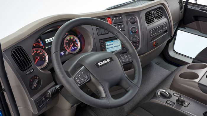 Το σύστημα «DAF Connect» είναι ένα σύστημα διαχείρισης στόλου οχημάτων που παρέχει τον μεταφορέα πληροφορίες σε πραγματικό χρόνο αναφορικά με τη θέση του οχήματος, την κατανάλωση καυσίμου, τη λειτουργ