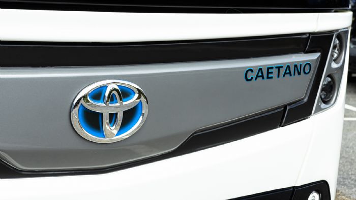 Τα λεωφορεία μηδενικών ρύπων, θα φέρουν τα λογότυπα τόσο της Caetano όσο και της Toyota.