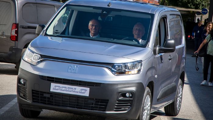 Στο τιμόνι του νέου Fiat Doblo, o Πρόεδρος της Δημοκρατίας της Πορτογαλίας, κ. Marcelo Rebelo de Sousa. Πλάι του, ο CEO της Stellantis, κ. Carlos Tavares, επισκέπτονται τη μονάδα του Mangualde, όπου θ