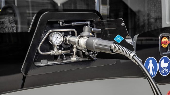 Χαμηλή κατανάλωση υδρογόνου (χρησιμοποιείται σε αέρια μορφή σε πίεση 350 bar) υπόσχεται η Toyota