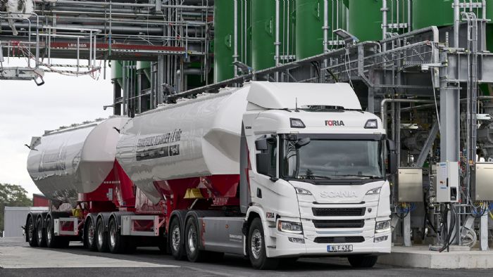 Το ηλεκτρικό φορτηγό της Scania λειτουργεί σε δύο βάρδιες για να μειώσει τον αριθμό των μεταφορών που λειτουργούν με ορυκτά καύσιμα.