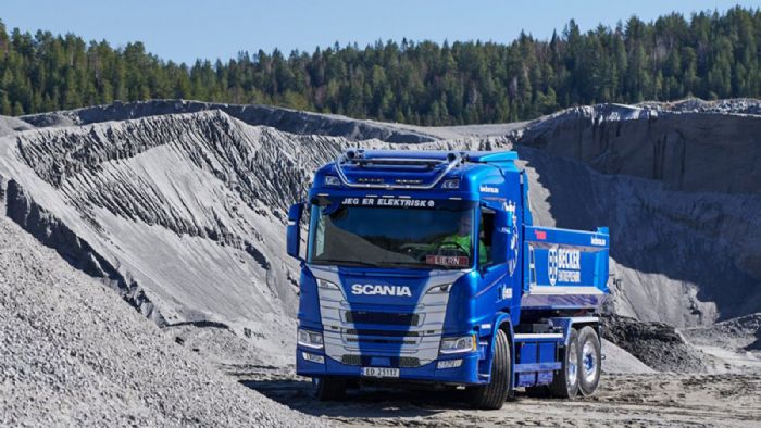 Τα κάνει όλα σε ένα εργοτάξιο το τριαξονικό, ανατρεπόμενο ηλεκτρικό φορτηγό της Scania, το οποίο χρειάζεται φόρτιση μία φορά τη μέρα.