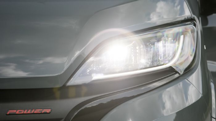 Il nuovo design del frontale include, tra l'altro, apparecchi full LED con un aumento dell'efficienza del 30%. 