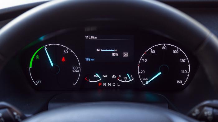 Ο ψηφιακός πίνακας οργάνων είναι σε θέση να παράσχει πολλαπλές πληροφορίες στον οδηγό αναφορικά με την κατάσταση του οχήματος.