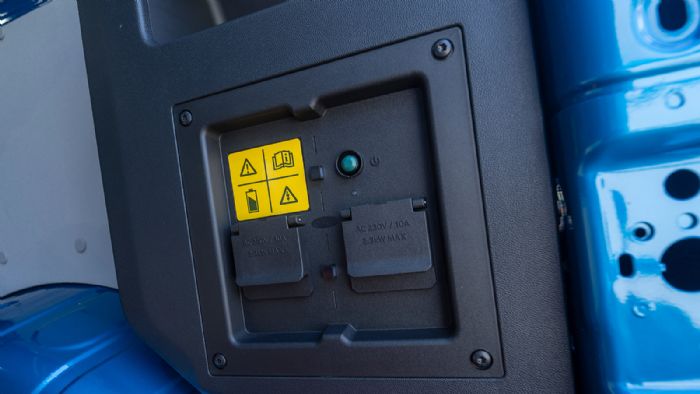Το νέο Ε-Transit Custom μπορεί να υποστηρίξει και την παροχή ενέργειας σε εξωτερικές συσκευές (π.χ. εργαλεία), κατευθείαν από τη μπαταρία του. 
