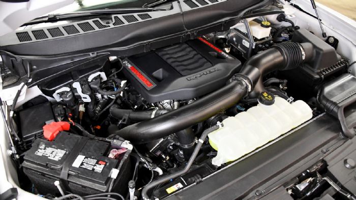 Ως είχε παραμένει ο EcoBoost V6 κινητήρας των 3,5 λίτρων, ο οποίος συνεργάζεται με το 10άρι αυτόματο κιβώτιο της Ford και αποδίδει 450 ίππους ισχύος και 691 Nm ροπής. 