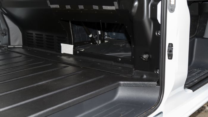 Μέσω της σχετικής καταπακτής, πίσω και κάτω από το κάθισμα του συνοδηγού, το ωφέλιμο μήκος του χώρου φόρτωσης μπορεί να επεκταθεί στα 3.075mm ή 3.475mm αναλόγως της έκδοσης αμαξώματος. 
