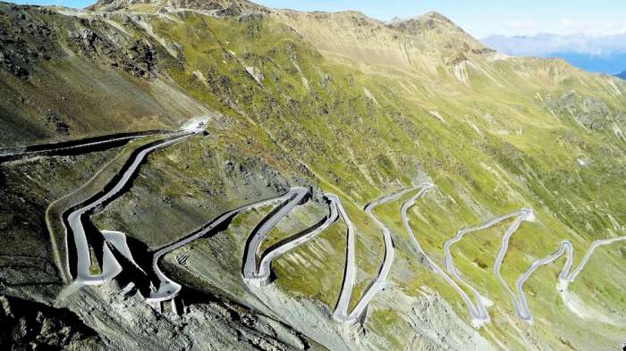 Stelvio Pass: Crash test οδήγησης με 60 διαδοχικές φουρκέτες! 