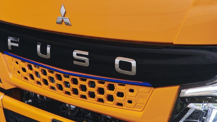 Η μπλε και πορτοκαλί ρίγες κάτω από το λογότυπο της Fuso, υποδηλώνουν τον αμιγώς ηλεκτρικό χαρακτήρα του μοντέλου και αποτελούν αποκλειστικό γνώρισμα του eCanter. 