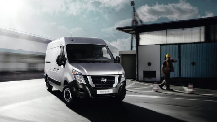 Το Nissan Interstar αντικατέστησε το NV400 στην γκάμα των ελαφρών επαγγελματικών της ιαπωνικής εταιρείας. 