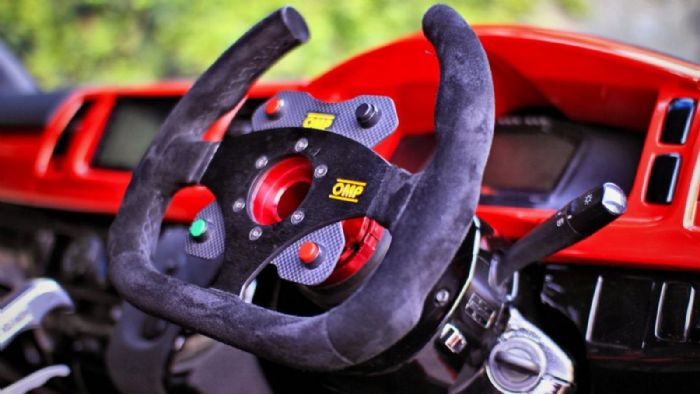 Ταμπλό Dashtech Racepro και αγωνιστικό τιμόνι της OMP.