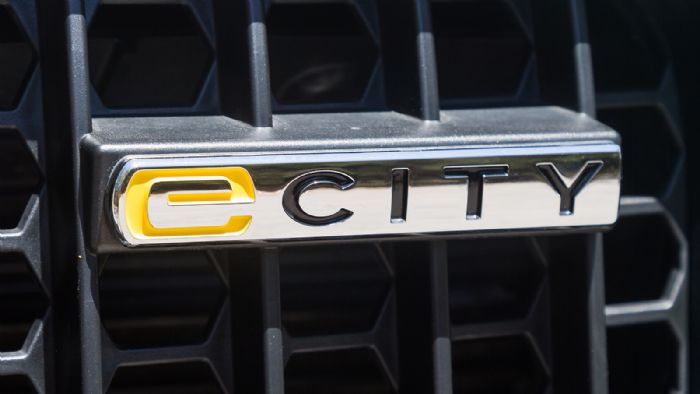 Η τεχνολογία «eCity» προβλέπει την ύπαρξη ενός βενζινοκινητήρα 1,5λτ. που λειτουργία ως… γεννήτρια παροχής ηλεκτρικής ενέργειας για τις μπαταρίες του οχήματος. 