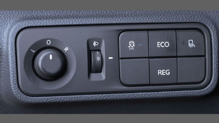 Μέσω των κουμπιών «ECO» & «REG», ο οδηγός μπορεί να επιλέξει την βαθμίδα/ισχύ του συστήματος ανάκτησης ενέργειας κατά την επιβράδυνση.