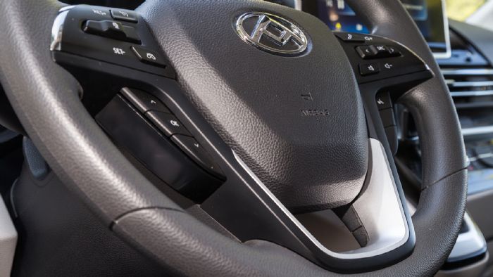 Το τιμόνι ενσωματώνει πολλαπλά –εύχρηστα- χειριστήρια για διάφορες λειτουργίες του οχήματος. 