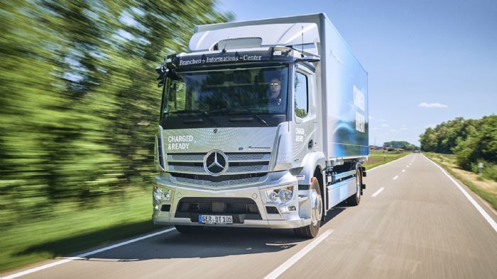 Το νέο eActros ενσωματώνει πλήθος νέων τεχνολογικών καινοτομιών εισάγοντας νέα πρότυπα στα ηλεκτρικά βαρέα φορτηγά. 