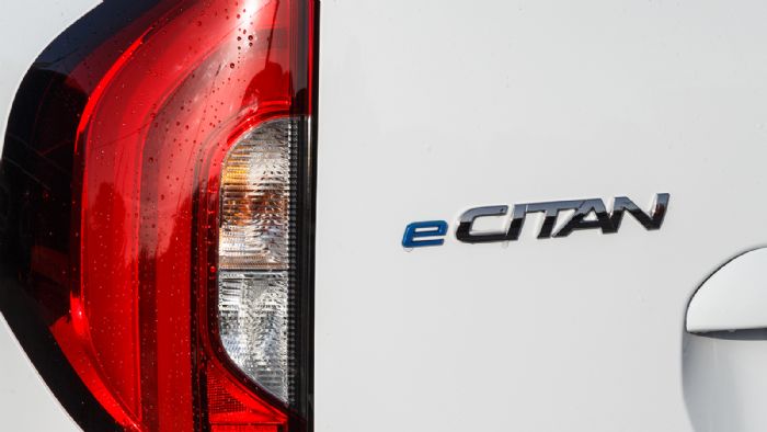 Το νέο eCitan δεν θέτει περιορισμούς ως προς τις μεταφορικές του δυνατότητες σε σχέση με το συμβατικό Vanette της Mercedes-Benz. 