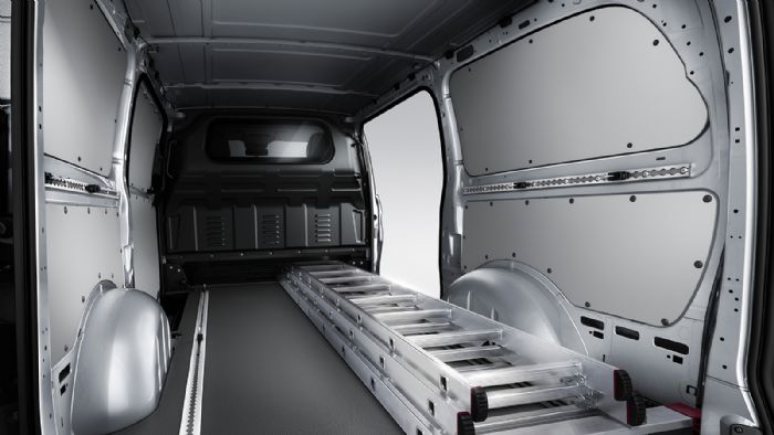 Τα Μεσαία Vans μπορούν να προσφέρουν χώρο φόρτωσης με μήκος από 2,2 – 3,35m εντός του χώρου φόρτωσης, αναλόγως της έκδοσης αμαξώματος τους. 