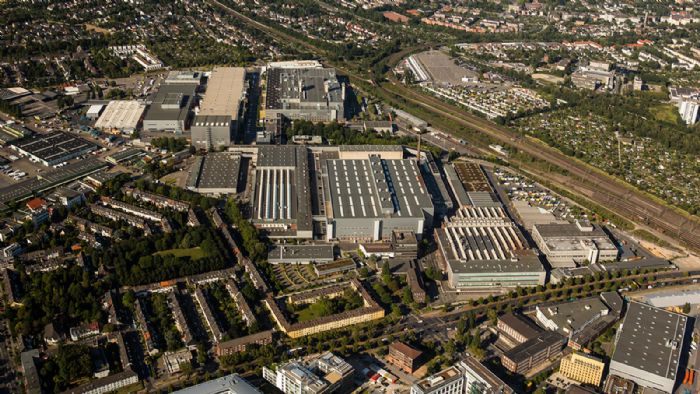 Στο Ντίσελντορφ βρίσκεται ένα από τα μεγαλύτερα εργοστάσια της Mercedes-Benz. Εκεί σήμερα απασχολούνται περίπου 5.900 εργαζόμενοι στη μονάδα που καταλαμβάνει έκταση 690.000 τ.μ.