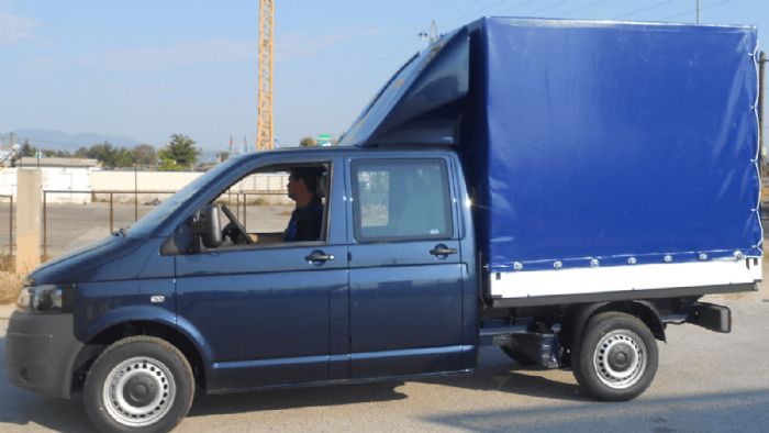 Ελληνική διασκευή Van σε έκδοση καμπίνας σασί (C+C) με την καρότσα καλυμμένη με μουσαμά.