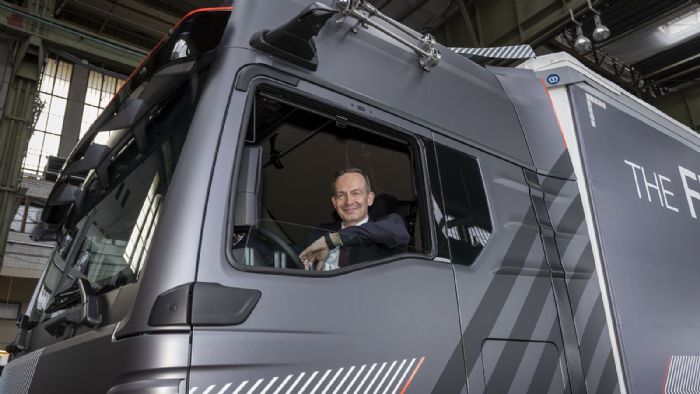 O ομοσπονδιακός υπουργός Ψηφιακής και Μεταφορών, Δρ. Volker Wissing, πίσω από το τιμόνι του μελλοντικού MAN eTruck.