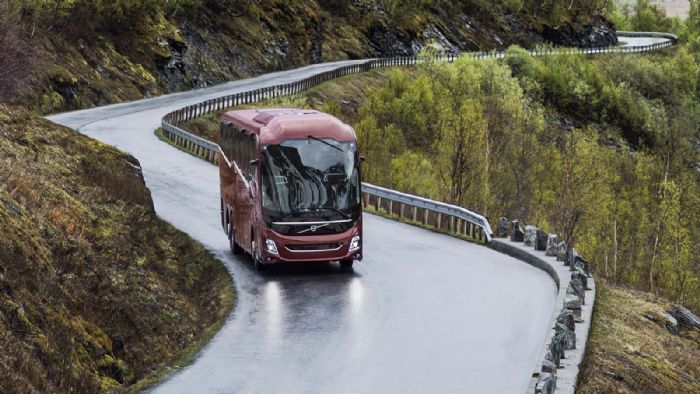 Το κορυφαίο Volvo 9900 προσφέρεται σε εκδόσεις 2 ή 3 αξόνων, μήκους 12,4-13,9 μέτρων και βάρους 19,5-26,5 τόνων, με τη χωρητικότητα να ποικίλει από τους 48 ως τους 57 επιβάτες.