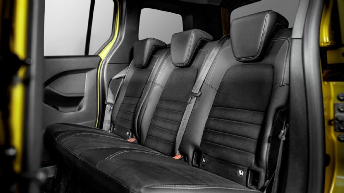 Ανετοι χώροι για τους τρεις επιβάτες του πίσω καθίσματος, με τις δύο ακριανές θέσεις να φέρουν υποδοχές ISOFIX για παιδικά καθίσματα.