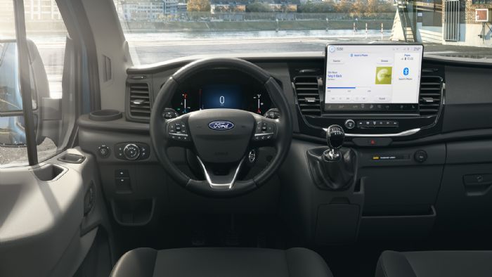 Πλούσια εξοπλισμένος και με προηγμένο επίπεδο συνδεσιμότητας ο εσωτερικός διάκοσμος του Ford E-Transit. 
