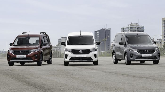 Από αριστερά, οι εκδόσεις του Townstar: Combi βενζίνης, ηλεκτρικό Van και βενζινοκίνητο Van.