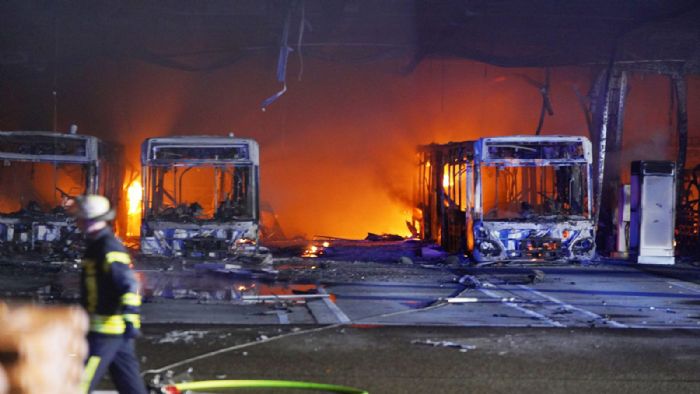 Εικόνα από το ντεπό της Στουτγκάρδης, όπου ένα ηλεκτρικό λεωφορείο έπιασε φωτιά κατά τη διάρκεια της φόρτισης, καταστρέφοντας 20 οχήματα.