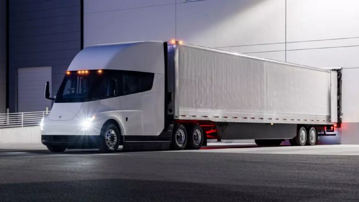 Το μεικτού βάρους 37,2 τόνων Tesla Semi θα μπορεί να ανακτά το 70% της αυτονομίας του ύστερα από 30 λεπτά σύνδεσης στους φορτιστές Tesla Semi Chargers.