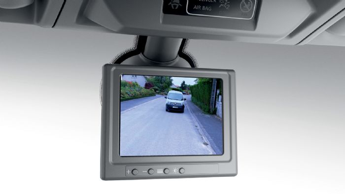 Ο παραδοσιακός κεντρικός καθρέπτης έχει αντικατασταθεί από μια ψηφιακή οθόνη που προβάλει συνεχώς τις ενδείξεις της κάμερας οπισθοπορείας.
