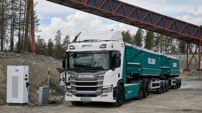 Με μεικτό βάρος συρμού 74 τόνων, το ηλεκτρικό Scania μεταφέρει καθημερινά 2.000 τόνους ορυκτών, καθώς δουλεύει για 19 ώρες το 24ώρο!