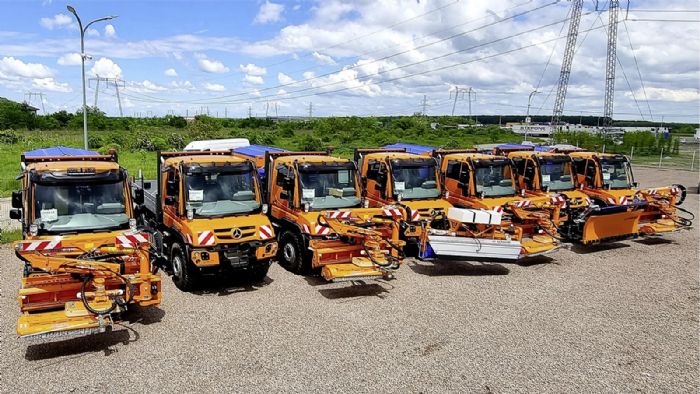 Τα Unimog της Ρουμανίας διαθέτουν εξοπλισμό για κούρεμα-κλάδεμα φυτών και για καθαρισμό-εκχιονισμό δρόμων.