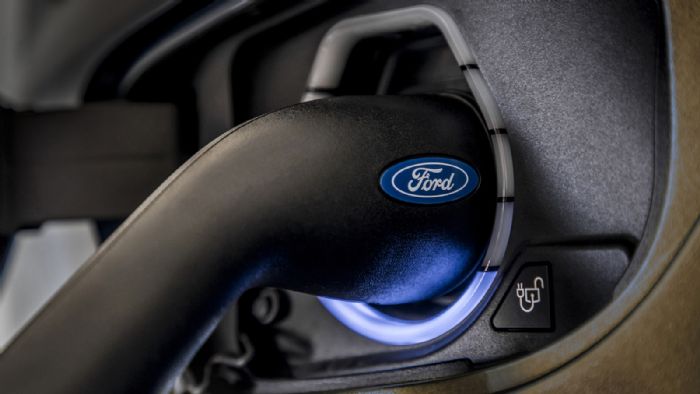 Δεν πρέπει να παραβλέπουμε πως το Ford Transit Custom είναι διαθέσιμο τόσο σε mHEV όσο και Plug-In Hybrid εκδόσεις. 