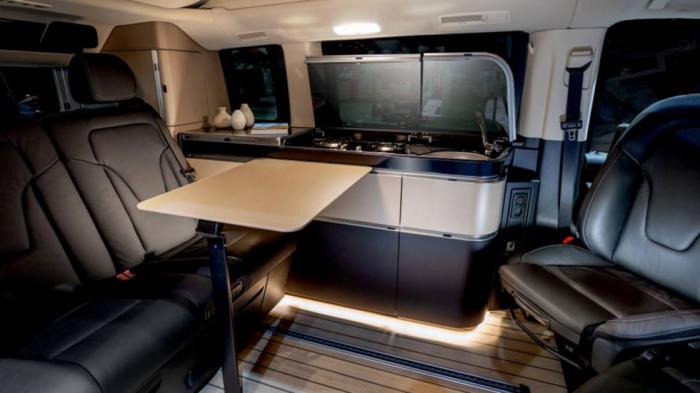 Το νέο V-Class Marco Polo μπορεί να φιλοξενήσει άνετα μέχρι 4 επιβάτες, ενώ διαθέτει κρεβάτια, πλήρως εξοπλισμένη κουζίνα, αναδιπλούμενο τραπέζι, ντουλάπα και αναδιπλούμενη οροφή.