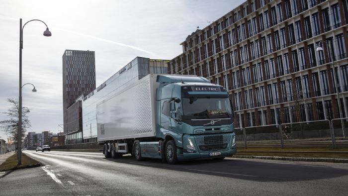 Η Volvo Trucks έλαβε πρόσφατα τη μεγαλύτερη έως τώρα ευρωπαϊκή παραγγελία για ηλεκτρικά φορτηγά, καθώς η DFDS -η μεγαλύτερη ναυτιλιακή και εταιρεία logistics της Β. Ευρώπης- έκλεισε 100 μονάδες του Vo