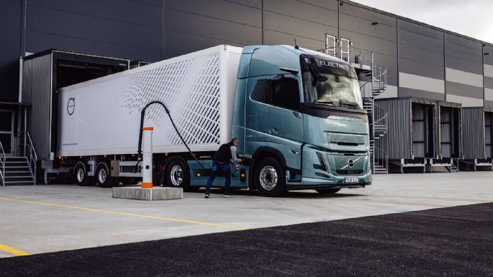 Αντίστοιχα θα προσφέρεται και το Volvo FH Aero Electric, ως βελτιωμένη έκδοση του Truck of the Year για το 2024. 