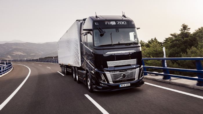 Το νέο Volvo FH16 θα προσφέρεται σε εκδόσεις τράκτορα ή πλαισίου φορτηγού, με διάταξη αξόνων από 4x2 έως 10x4. 