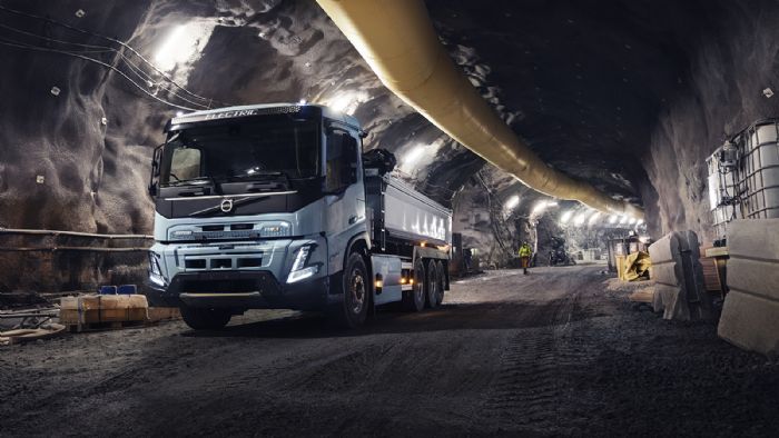 Το νέο Volvo FMX είναι διαθέσιμο σε πολλαπλές εκδόσεις και ικανό να ανταποκριθεί σε εφαρμογές με μεικτό βάρος έως 44t. 