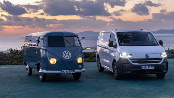 Αριστερά το VW T1 του 1949 και δεξιά η 7η γενιά του Transporter του 2025.  