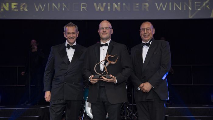 Από αριστερά προς τα δεξιά: Alexander Armstrong (οικοδεσπότης των MT Awards), Laurence Drake (Διευθύνων Σύμβουλος της DAF UK) και Steve Hobson (συντάκτης του περιοδικού Motor Transport).