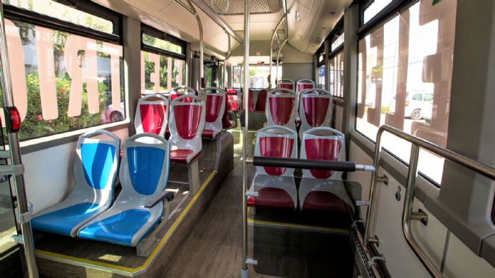Το υβριδικό αστικό λεωφορείο μήκους 12 μέτρων, διαθέτει συνολική χωρητικότητα 102 επιβατών.