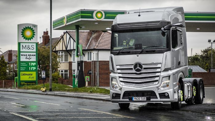 Με τη συνεργασία της bp, της Mercedes-Benz Trucks UK και της μεταφορικής εταιρείας Wren Kitchens, κατέστη δυνατή η ψηφιακή πληρωμή του κόστους καυσίμων μέσα από το φορτηγό.