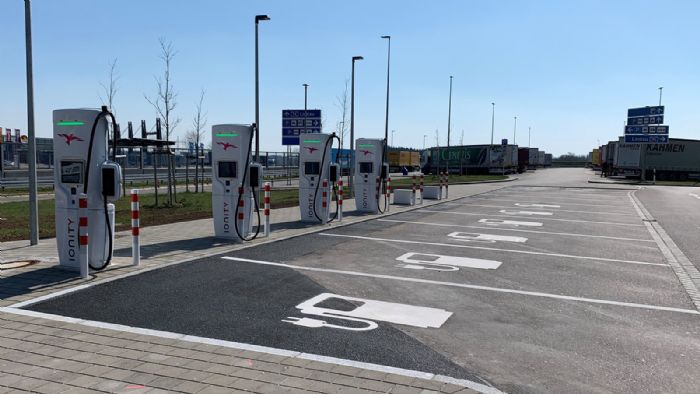 Στους μεγάλους αυτοκινητόδρομους της Ευρώπης, κάθε 60 χλμ. θα πρέπει να δίνεται η δυνατότητα φόρτισης ηλεκτρικών οχημάτων.