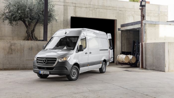 Το Mercedes-Benz Sprinter προσφέρεται στην παρούσα φάση ως ετοιμοπαράδοτο και με σημαντικό όφελος για τους υποψήφιους ιδιοκτήτες του, σε πολλαπλές εκδόσεις αμαξώματος. 