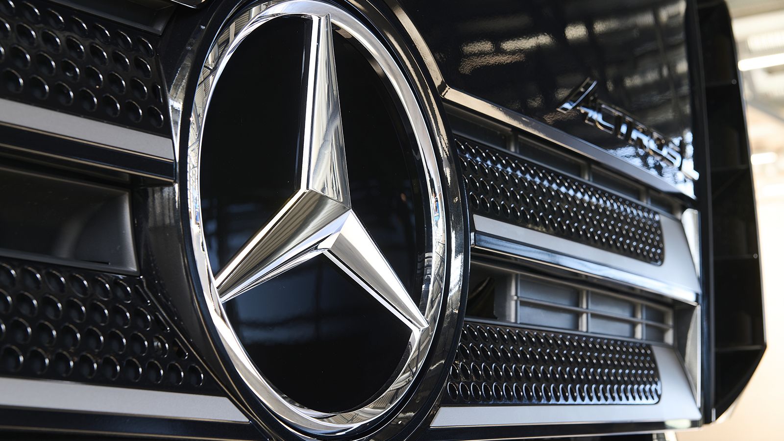 Φωτιζόμενο το αστέρι της Mercedes-Benz στη μάσκα.