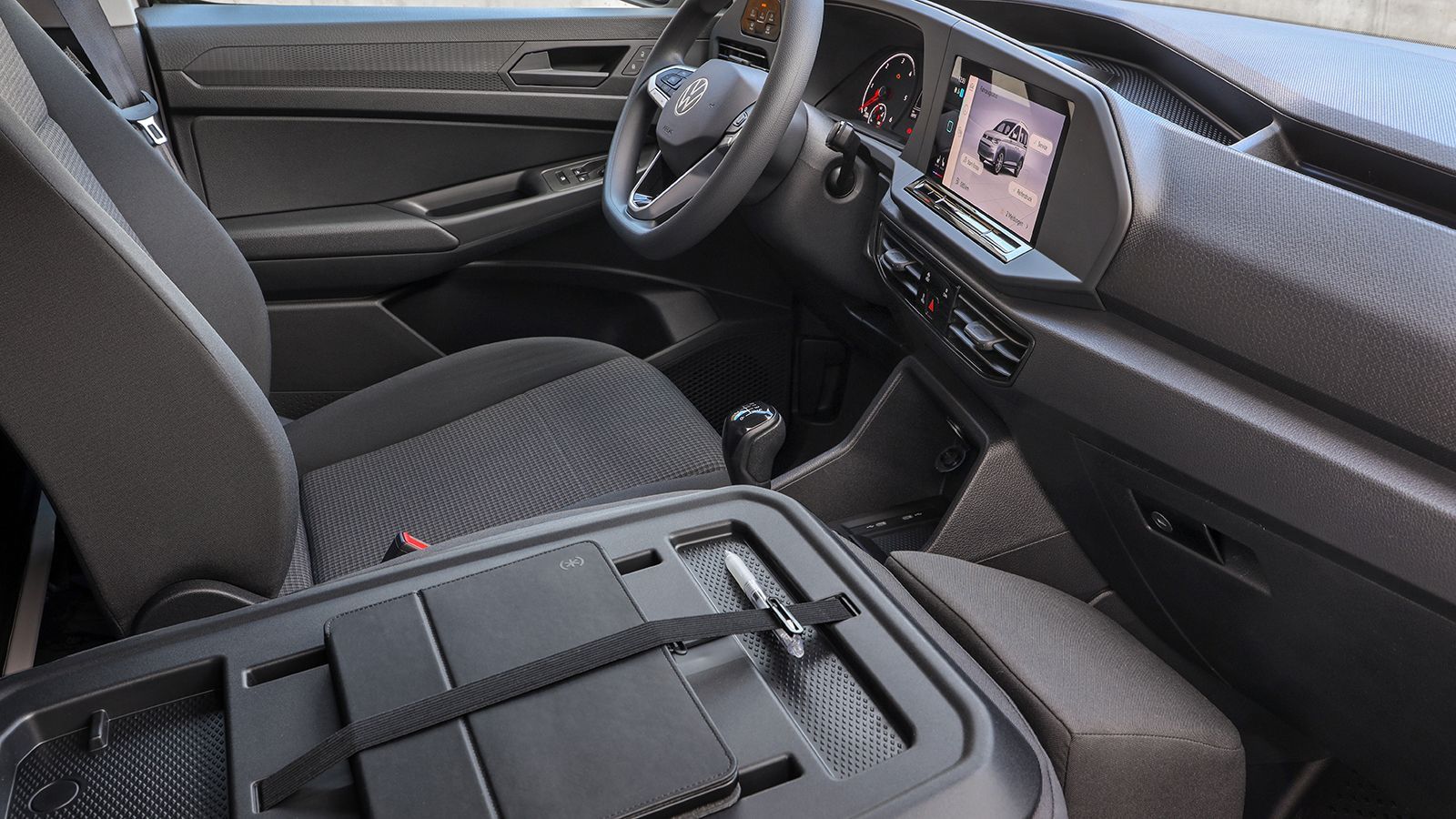 Ένα νέο χαρακτηριστικό στην καμπίνα του Caddy είναι το αναδιπλούμενο κάθισμα συνοδηγού με ένα ακόμα πιο ανθεκτικό πίσω πάνελ, το οποίο μπορεί να αποτελέσει και ένα γραφείο του οδηγού.