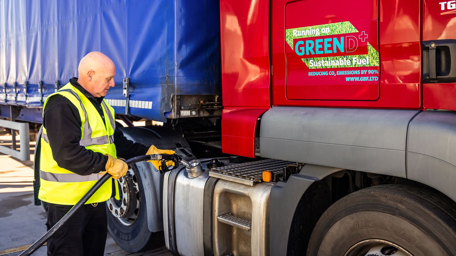 Το βιοκαύσιμο «Green D+» είναι κατασκευασμένο από υδροεπεξεργασμένα απόβλητα φυτικά έλαια (HVO), μια εναλλακτική λύση χωρίς ορυκτά, που εξευγενίζει ανανεώσιμα και βιώσιμα προϊόντα, όπως απόβλητα λίπη,