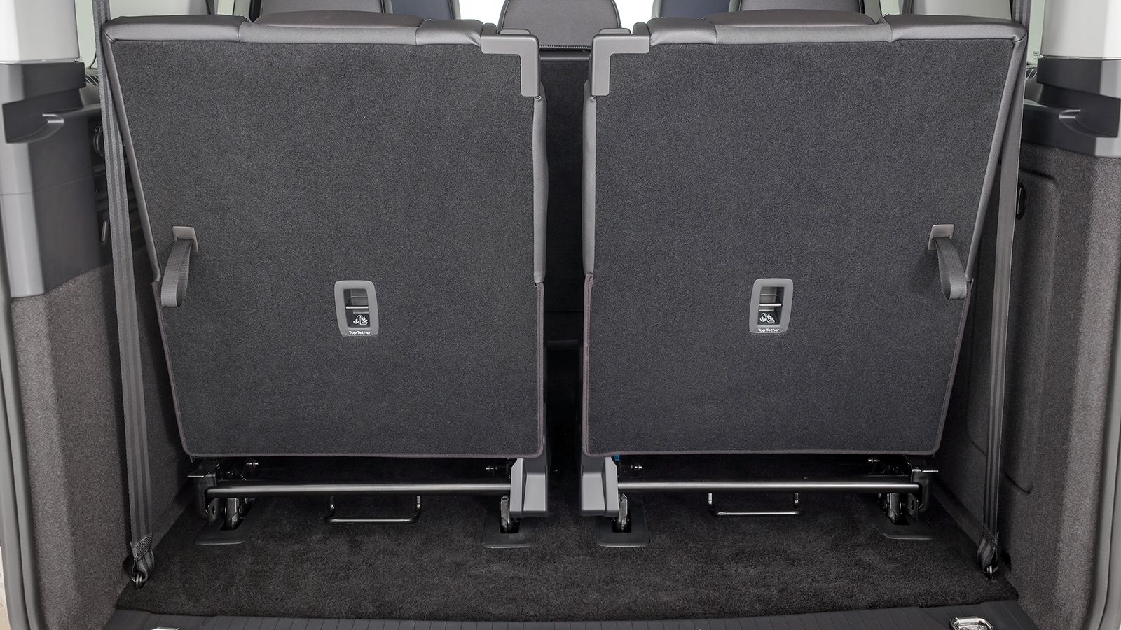 Για πρώτη φορά στο LCV της VW, στην τρίτη σειρά του επιβατικού Candy Kombi συναντάμε δύο ανεξάρτητα καθίσματα, τα οποία ανήκουν στον στάνταρ εξοπλισμό των εκδόσεων Caddy Maxi με το μακρύ μεταξόνιο, εν